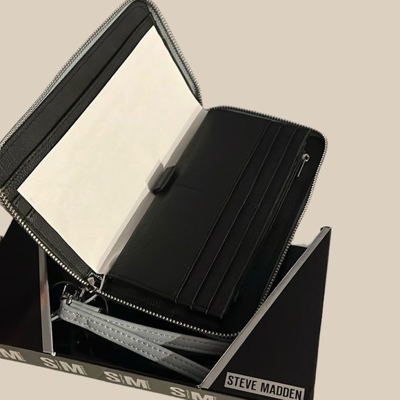 Steve Madden Light Powder Blue Textured Wristlet - Picture 2 of 8